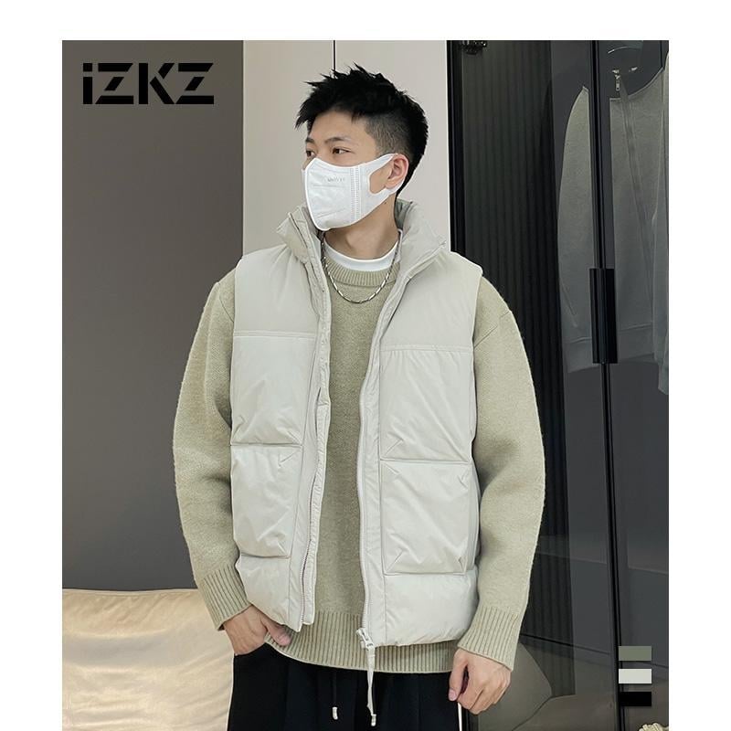 Muška down vesta — lagana i topla, labav kroj, stojeći ovratnik, zatvarač, sadržaj perja 86–90%, srednja duljina 65–80 cm