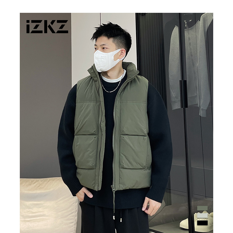 Muška down vesta — lagana i topla, labav kroj, stojeći ovratnik, zatvarač, sadržaj perja 86–90%, srednja duljina 65–80 cm