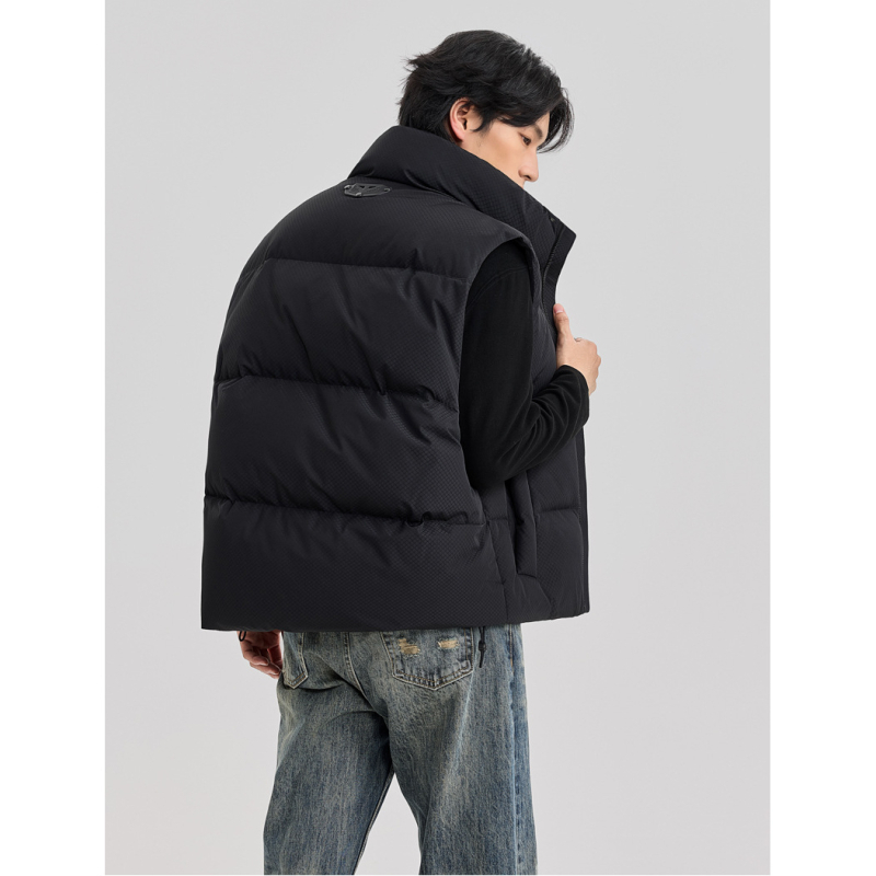 Unisex puffer vesta s stojećim ovratnikom, široki kroj, punjenje 150–200 g bijelog patka perja, 61–65% perja