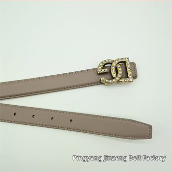 Дамски колан от естествена кожа, двуслоен, с гладка катарама от сплав и буква, украсена с камъни, ширина 2–4 см, стил минималистичен, елегантен и ежедневен