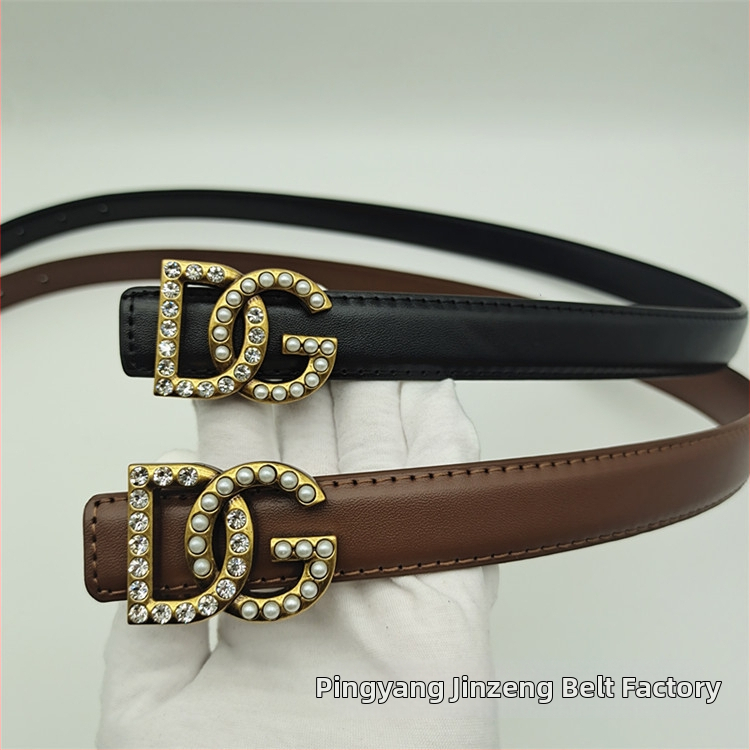 Дамски колан от естествена кожа, двуслоен, с гладка катарама от сплав и буква, украсена с камъни, ширина 2–4 см, стил минималистичен, елегантен и ежедневен