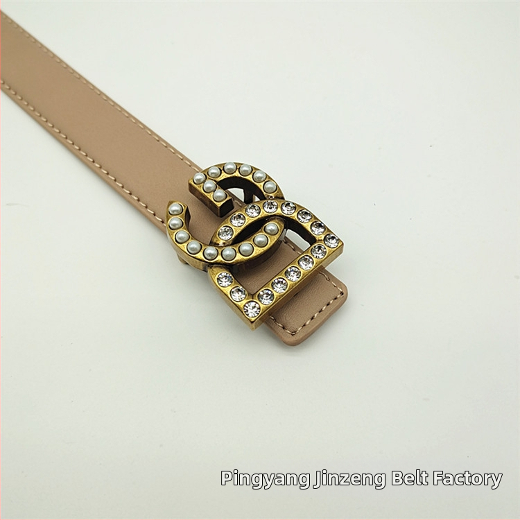 Дамски колан от естествена кожа, двуслоен, с гладка катарама от сплав и буква, украсена с камъни, ширина 2–4 см, стил минималистичен, елегантен и ежедневен