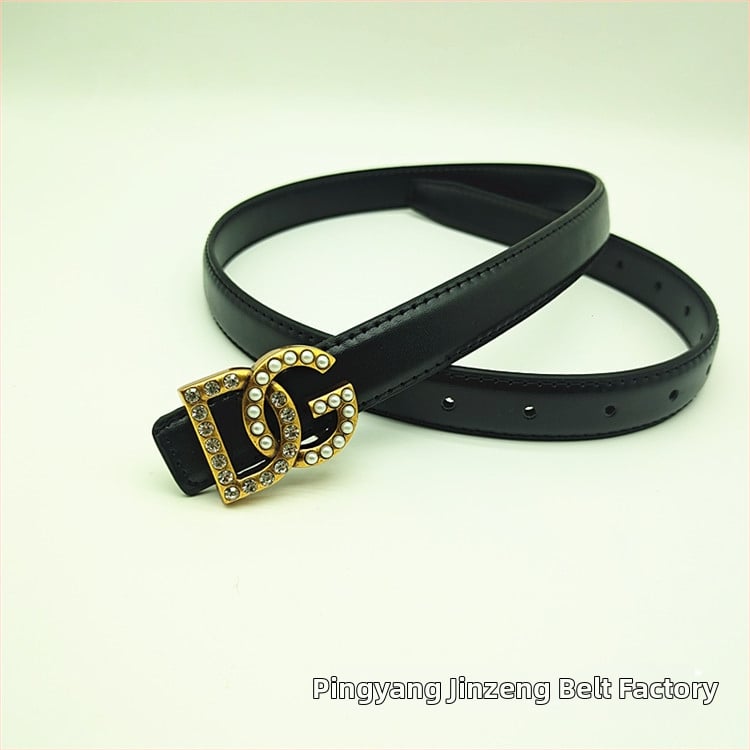 Дамски колан от естествена кожа, двуслоен, с гладка катарама от сплав и буква, украсена с камъни, ширина 2–4 см, стил минималистичен, елегантен и ежедневен