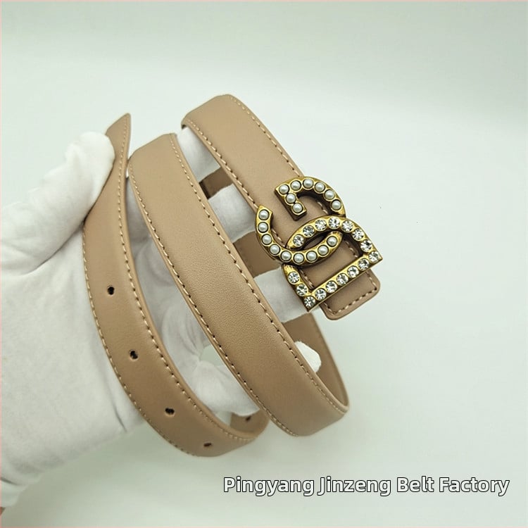 Дамски колан от естествена кожа, двуслоен, с гладка катарама от сплав и буква, украсена с камъни, ширина 2–4 см, стил минималистичен, елегантен и ежедневен