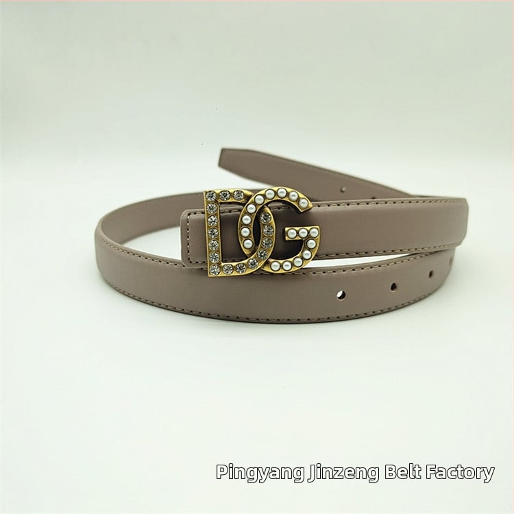 Дамски колан от естествена кожа, двуслоен, с гладка катарама от сплав и буква, украсена с камъни, ширина 2–4 см, стил минималистичен, елегантен и ежедневен