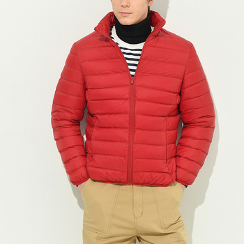 Muška jakna od perja, 80–85% sivog guščjeg perja, vanjski najlon 95%, stojeći ovratnik, prednji zip, lagana zaštita od hladnoće (-5°C do 0°C)