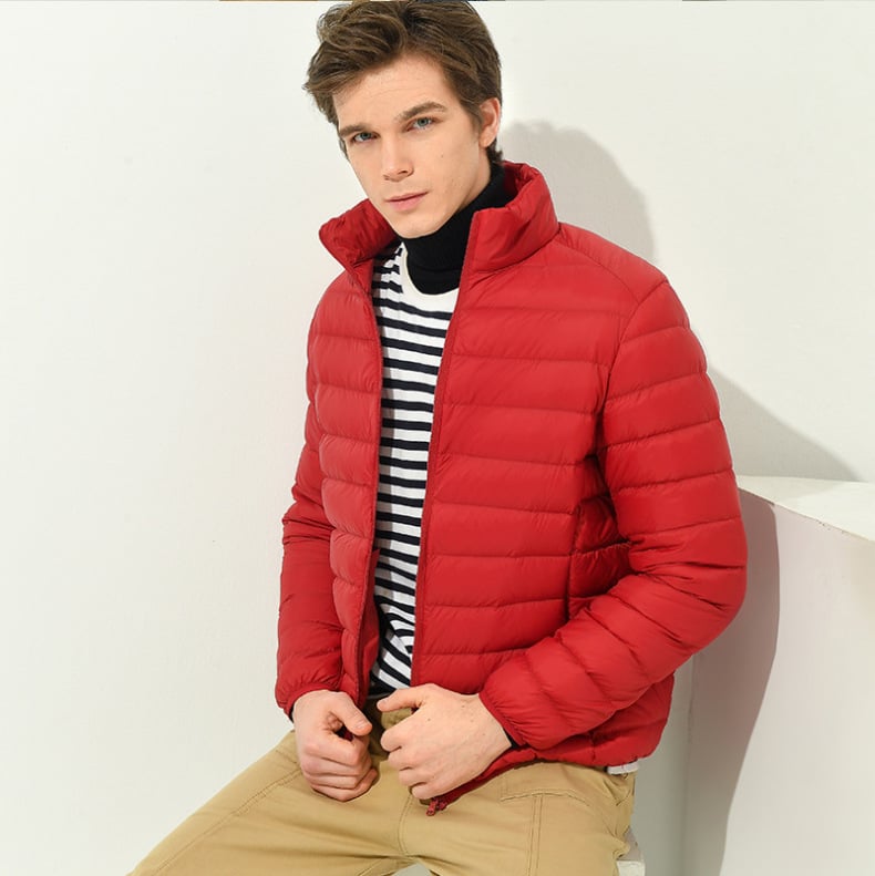 Muška jakna od perja, 80–85% sivog guščjeg perja, vanjski najlon 95%, stojeći ovratnik, prednji zip, lagana zaštita od hladnoće (-5°C do 0°C)