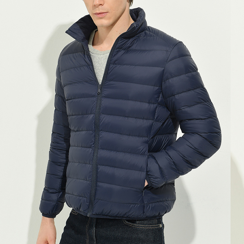 Muška jakna od perja, 80–85% sivog guščjeg perja, vanjski najlon 95%, stojeći ovratnik, prednji zip, lagana zaštita od hladnoće (-5°C do 0°C)