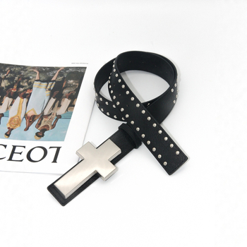 PU bőr kereszt mintás öv szegecses kivitel, alumínium ötvözet csattal, lemezes zárás, punk/egyéniséges/sötét stílus, szegecses díszítés