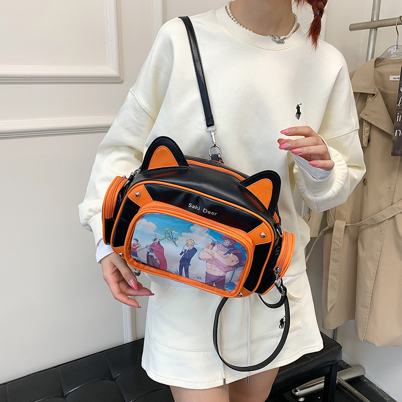 Crossbody ruksak u street fashion stilu od PU materijala, podstava od poliestera, zatvaranje zipom, pretinac za telefon