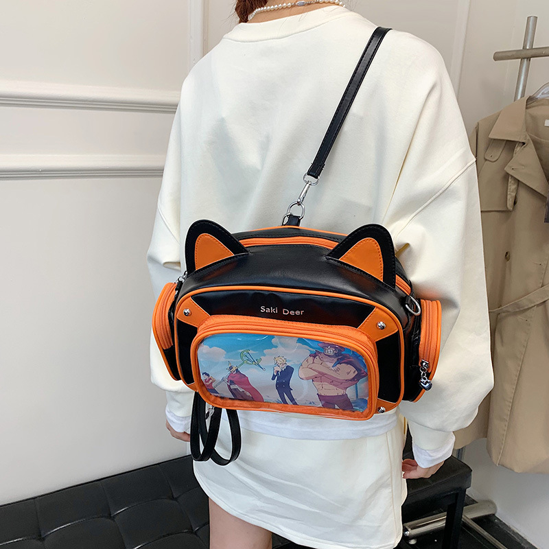 Crossbody ruksak u street fashion stilu od PU materijala, podstava od poliestera, zatvaranje zipom, pretinac za telefon