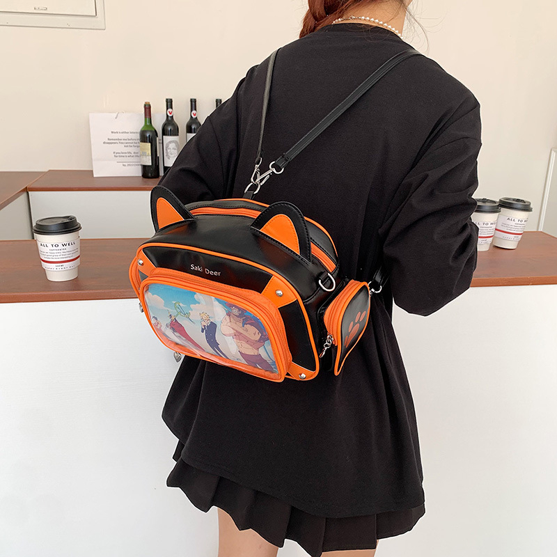Crossbody ruksak u street fashion stilu od PU materijala, podstava od poliestera, zatvaranje zipom, pretinac za telefon