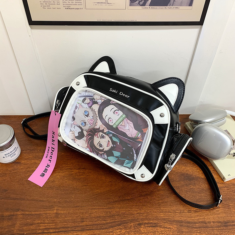 Crossbody ruksak u street fashion stilu od PU materijala, podstava od poliestera, zatvaranje zipom, pretinac za telefon