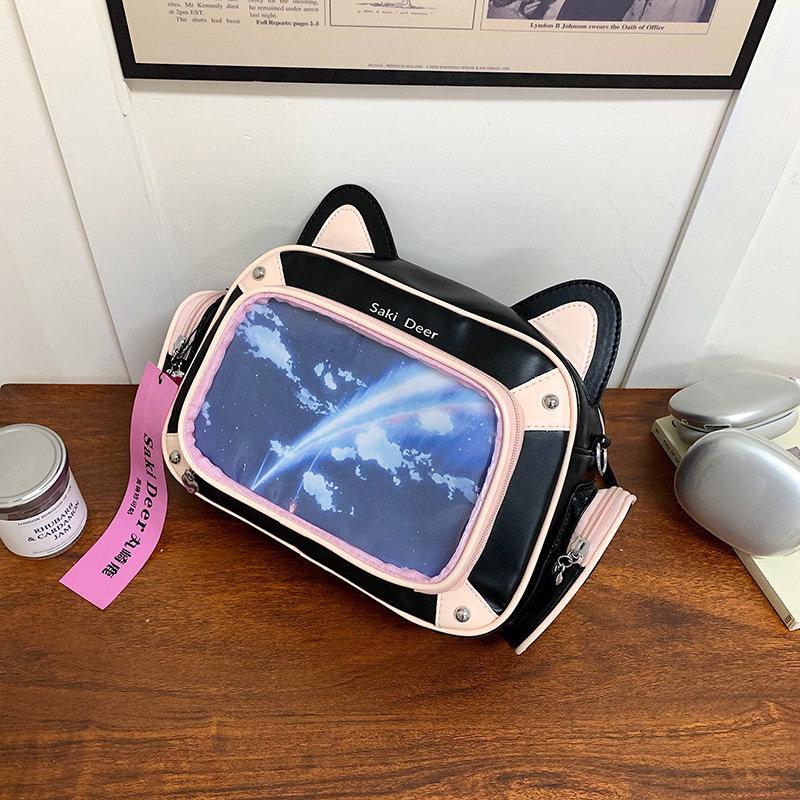 Crossbody ruksak u street fashion stilu od PU materijala, podstava od poliestera, zatvaranje zipom, pretinac za telefon