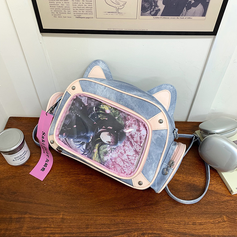 Crossbody ruksak u street fashion stilu od PU materijala, podstava od poliestera, zatvaranje zipom, pretinac za telefon