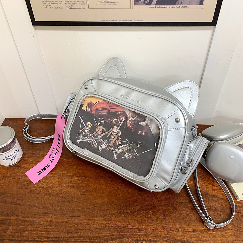 Crossbody ruksak u street fashion stilu od PU materijala, podstava od poliestera, zatvaranje zipom, pretinac za telefon