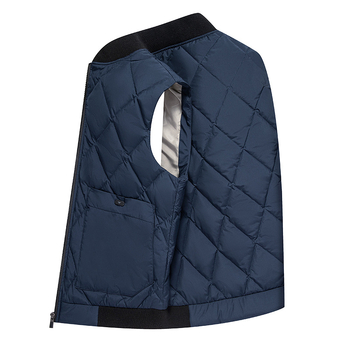 Muška down vesta za zimu, labav kroj, punjenje od bijelog patčinog perja, debela izrada, zatvarač, srednje dužine, tkanina od 100% poliestera