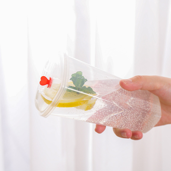 Μίας χρήσης πλαστικό ποτήρι σε σχήμα καρδιάς για ποτά (PP), με καπάκι, χωρητικότητα 501–600 ml, δυνατότητα εκτύπωσης λογοτύπου