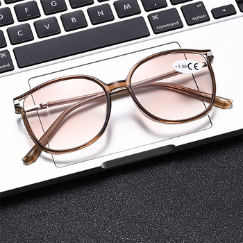 Progresszív olvasó szemüveg, nagy kerek keret PC‑vázzal és UV‑védett lencsékkel.