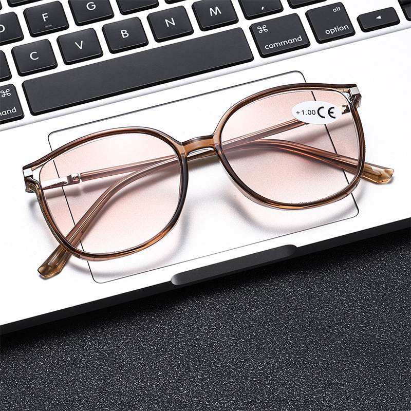 Progresszív olvasó szemüveg, nagy kerek keret PC‑vázzal és UV‑védett lencsékkel.