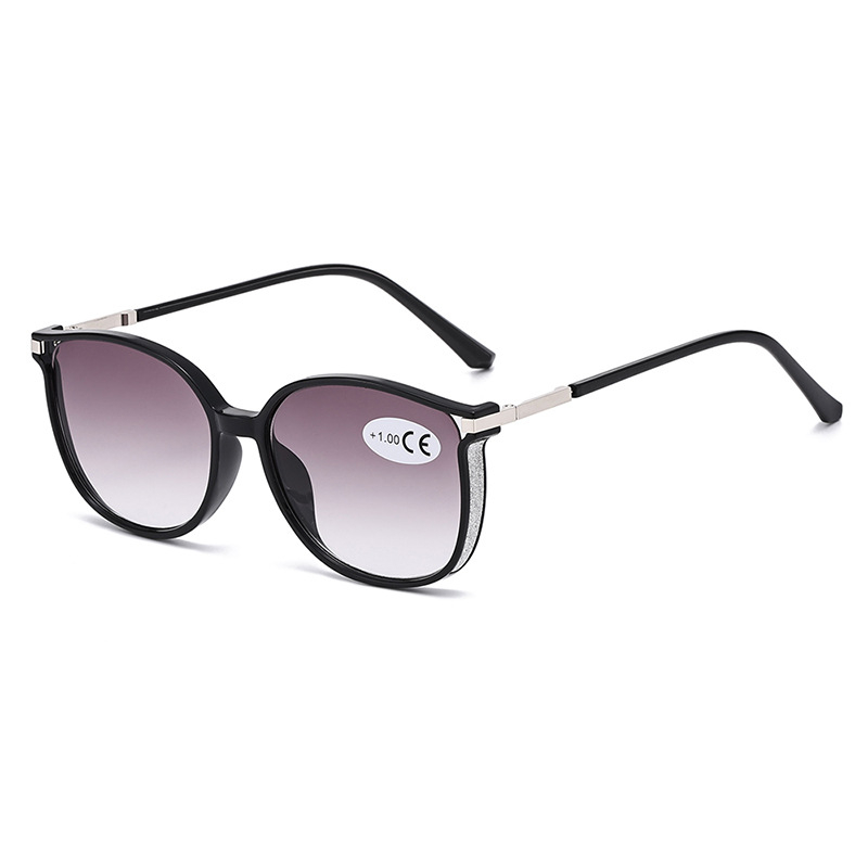 Progresszív olvasó szemüveg, nagy kerek keret PC‑vázzal és UV‑védett lencsékkel.