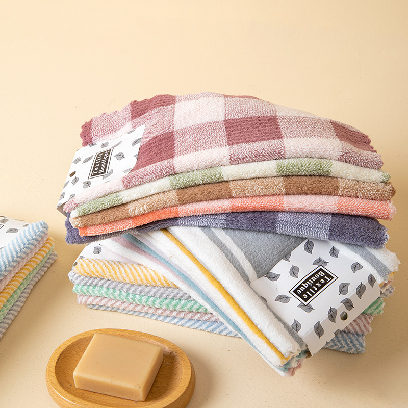 Koralni fleece ručnik, mali kvadratni dizajn, 300 g, mješovita pređa, plaid serija, upijanje 11–15 s, mogućnost tiskanja logotipa