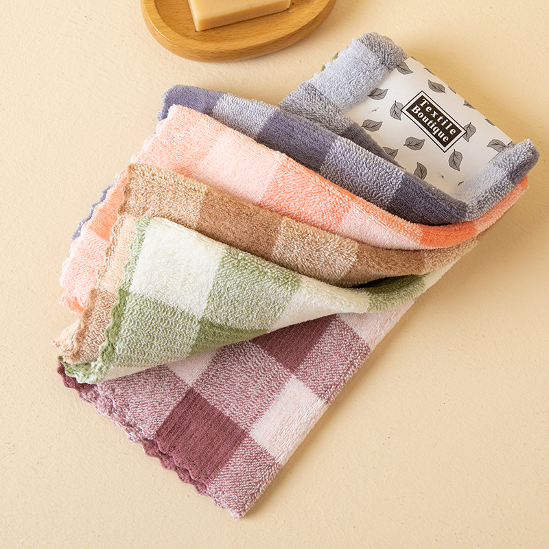Koralni fleece ručnik, mali kvadratni dizajn, 300 g, mješovita pređa, plaid serija, upijanje 11–15 s, mogućnost tiskanja logotipa