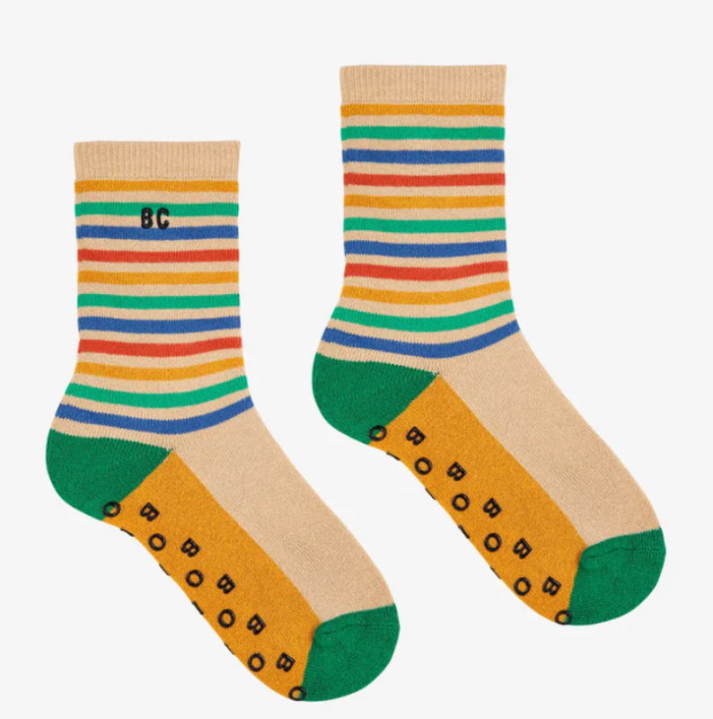 Gyerek zokni, jacquard kötés, kifésült pamut, lélegző és nedvességelnyelő, mintázat karikatúrák és betűk