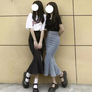 Fustă denim în linie A, talie înaltă, despicare, croială fishtail; material: denim din bumbac, elasticitate mare, toamnă 2024