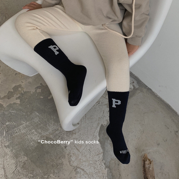 Gyerekeknek szóló rövid zokni betűk mintával (70% pamut · közepes vastagság · sarokkal)