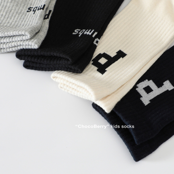 Gyerekeknek szóló rövid zokni betűk mintával (70% pamut · közepes vastagság · sarokkal)