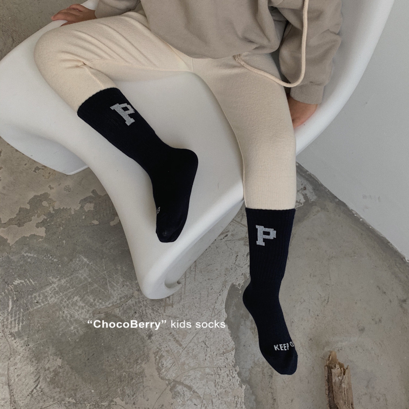 Gyerekeknek szóló rövid zokni betűk mintával (70% pamut · közepes vastagság · sarokkal)