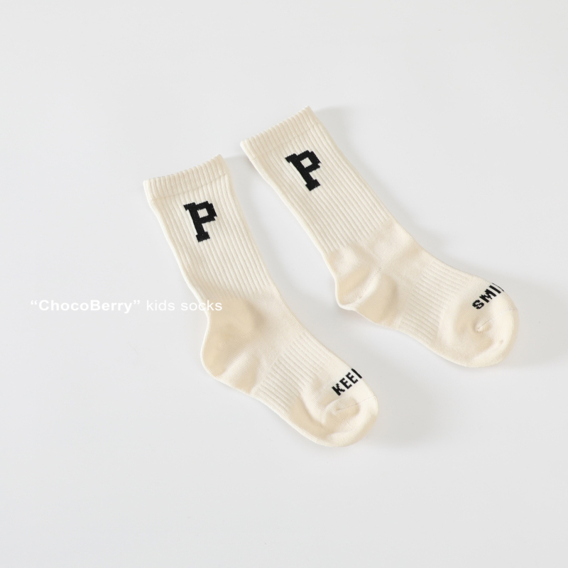 Gyerekeknek szóló rövid zokni betűk mintával (70% pamut · közepes vastagság · sarokkal)