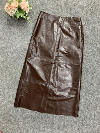 Suknja od kozje kože, visok pojas, srednja duljina, ravni kroj s otvorom, vintage uredski stil, jesen 2024