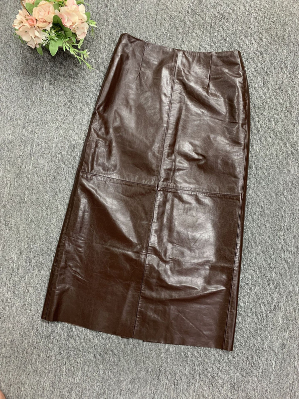 Suknja od kozje kože, visok pojas, srednja duljina, ravni kroj s otvorom, vintage uredski stil, jesen 2024