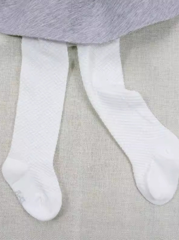Gyermekeknek szánt vékony kötött harisnya hálós textúrával, anyag: combed cotton, mintázat: háló, vastagság: vékony, szezon: tavasz-nyár, kor: 1–3 év