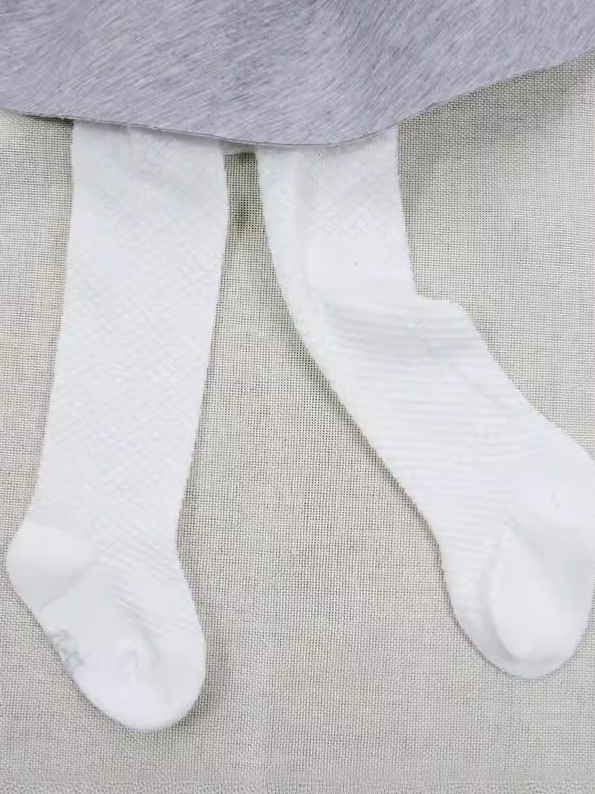 Gyermekeknek szánt vékony kötött harisnya hálós textúrával, anyag: combed cotton, mintázat: háló, vastagság: vékony, szezon: tavasz-nyár, kor: 1–3 év