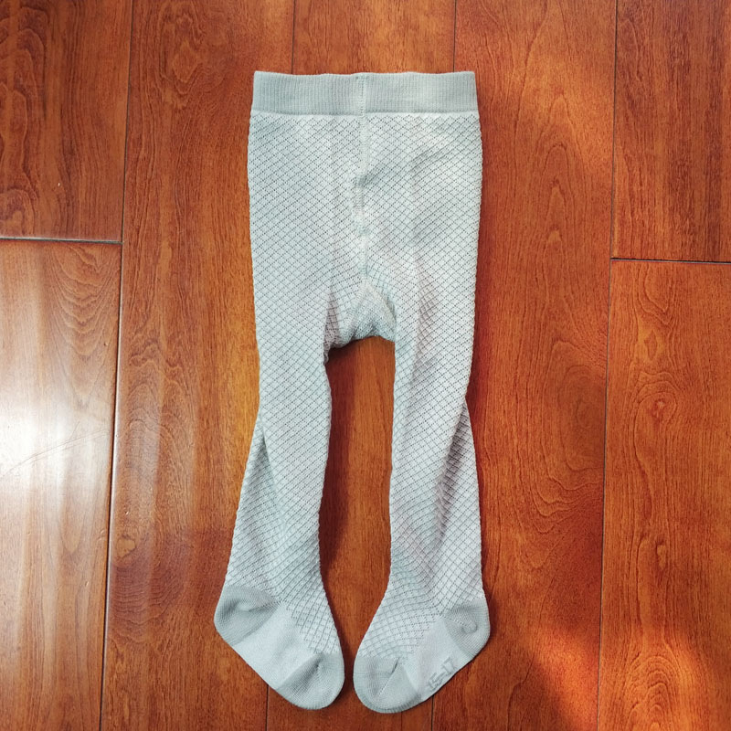 Gyermekeknek szánt vékony kötött harisnya hálós textúrával, anyag: combed cotton, mintázat: háló, vastagság: vékony, szezon: tavasz-nyár, kor: 1–3 év