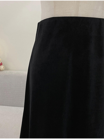Visokim strukom, silueta ribljeg repa, baršunasta suknja, duga, proljeće 2026, elegantan uredski stil