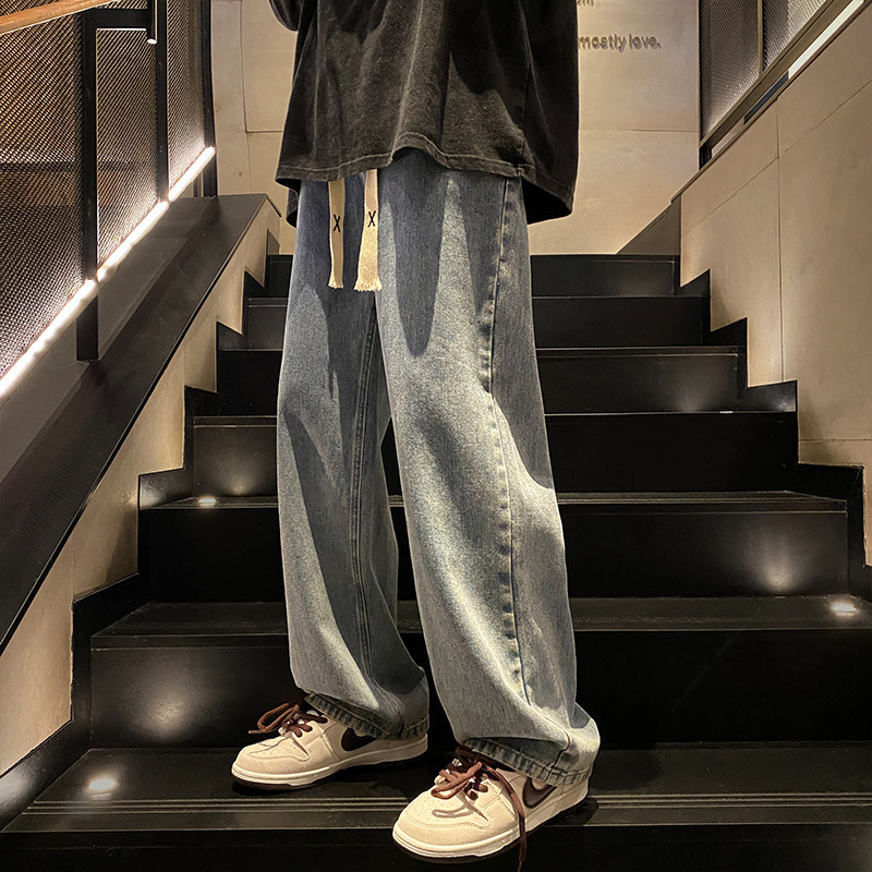 Traperice – ravnog kroja, srednja visina struka, isprani denim, 65% pamuk, zatvaranje šnjrom