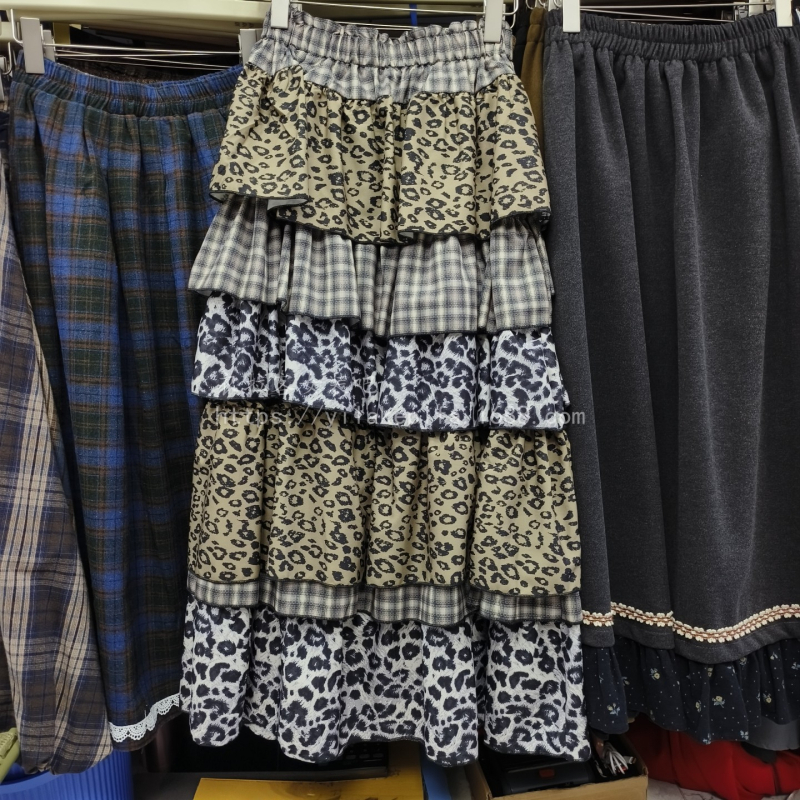 Suknja – elastičan pojas; višeslojne volane s čipkom; leopard uzorak; duga, pufasta suknja; poliester 70–80%