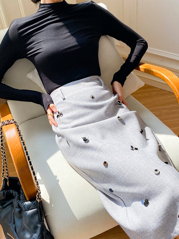 Beaded midi suknja, mješavina poliestera i viskoze, 30–50% viskoze, nije elastična, srednje duljine, jednostupanj dizajn