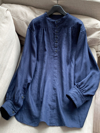 Lanena košulja s konopnim smjesom, duge rukave, mali stojeći ovratnik, elegantan uredski stil, jesen 2025