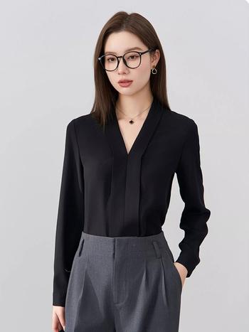 Ženska košulja s V izrezom, dugi rukavi, poliester s elastanom, 95% poliester sadržaj, duljina 50–65 cm, elegantan gradski stil