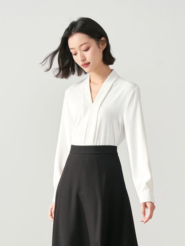 Ženska košulja s V izrezom, dugi rukavi, poliester s elastanom, 95% poliester sadržaj, duljina 50–65 cm, elegantan gradski stil
