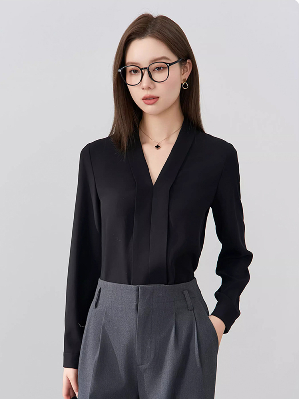 Ženska košulja s V izrezom, dugi rukavi, poliester s elastanom, 95% poliester sadržaj, duljina 50–65 cm, elegantan gradski stil