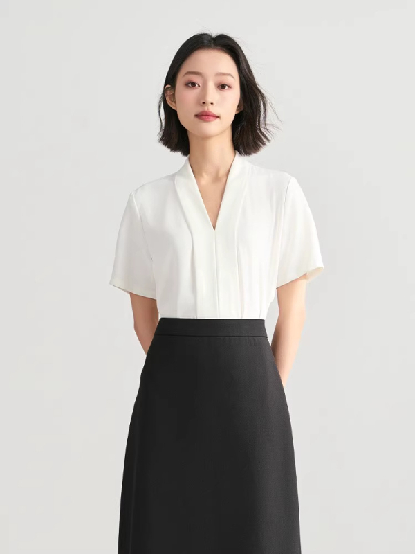 Ženska košulja s V izrezom, dugi rukavi, poliester s elastanom, 95% poliester sadržaj, duljina 50–65 cm, elegantan gradski stil