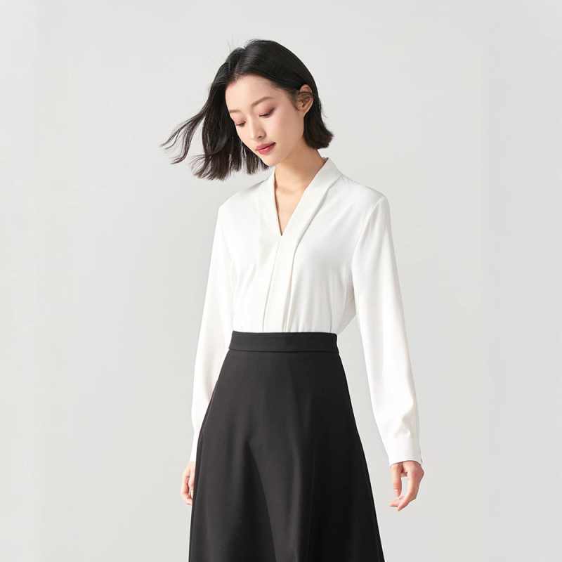 Ženska košulja s V izrezom, dugi rukavi, poliester s elastanom, 95% poliester sadržaj, duljina 50–65 cm, elegantan gradski stil