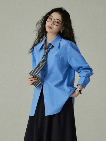 Košulja širokog kroja od pamuk-poliester materijala, polo ovratnik, dugi rukavi, bez glačanja