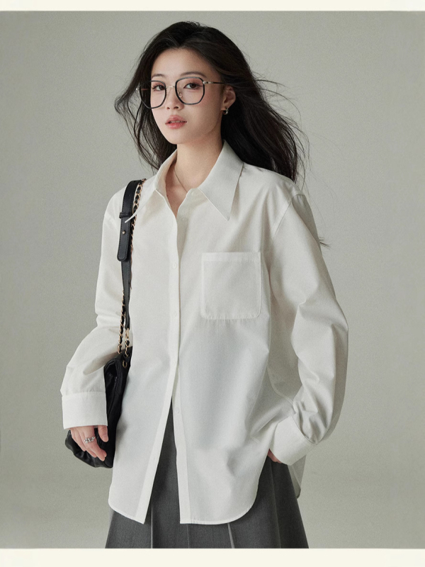 Košulja širokog kroja od pamuk-poliester materijala, polo ovratnik, dugi rukavi, bez glačanja